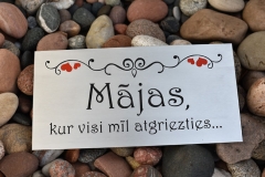 Anodēta alumīnija plāksnīte ar gravētu novēlējumu,  gravējums krāsots.