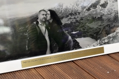 Foto rāmis 300x400mm ar gravējumu un inkrustētu metāla plāksnīti ar novēlējumu.