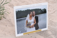 Foto rāmis 300x400mm ar gravējumu un inkrustētu metāla plāksnīti ar novēlējumu.