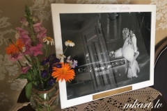 Foto rāmis 300x400mm ar gravējumu un inkrustētu metāla plāksnīti ar novēlējumu.