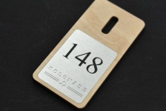 Alumīnija garderobes numuriņi ar gravētu ciparu un logo