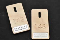 Alumīnija garderobes numuriņi ar gravētu ciparu un logo