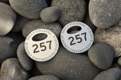 Alumīnija garderobes numuriņi ar gravētu logo un cipariem