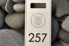 Alumīnija garderobes numuriņi ar gravētu logo un cipariem