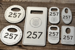 Alumīnija garderobes numuriņi ar gravētu logo un cipariem