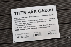 Nerūsējošā tērauda plāksne ar gravētu informāciju.