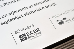 Nerūsējošā tērauda plāksne ar gravētu informāciju.