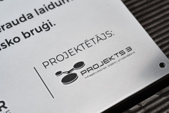 Nerūsējošā tērauda plāksne ar gravētu informāciju.