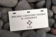 Gravēta alumīnija plāksnīte dāvanai.