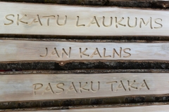 Informatīvās zīmes ar gravētu tekstu