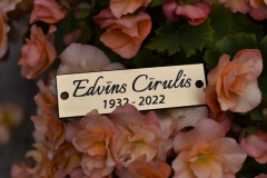 Gravēta kapu plāksne no zeltīta plastikāta.