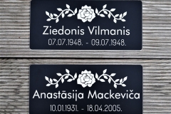 Gravēta kapu plāksne no melna plastikāta.