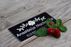 Gravēta kapu plāksne no melna plastikāta.