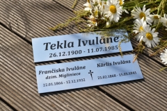 Gravēta kapu plāksne no sudrabota plastikāta.