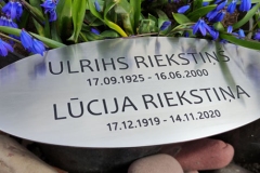 Nerūsējošā tērauda plāksne kapiem.