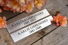 Nerūsējošā tērauda plāksne kapu krustam