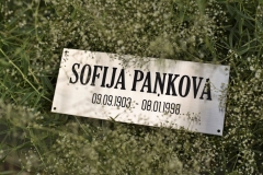 Nerūsējošā tērauda plāksne kapu piemineklim