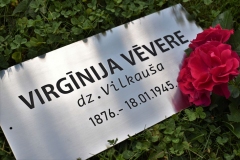 Nerūsējošā tērauda plāksne kapu piemineklim