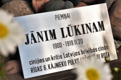 Nerūsējošā tērauda plāksne kapu piemineklim