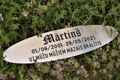 Nerūsējošā tērauda plāksne kapu piemineklim