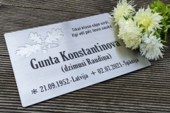 Nerūsējošā tērauda plāksne kapiem.