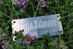 Nerūsējošā tērauda plāksne kapu krustam