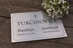 Nerūsējošā tērauda plāksne kapiem.