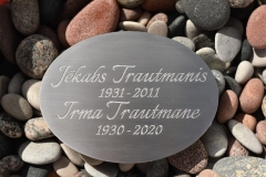 Ovālas formas nerūsējošā tērauda plāksne kapiem ar gravētu tekstu.