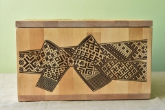 Koka kaste ar krāsotu Lielvārdes jostas rakstu