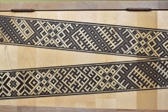 Koka kaste ar krāsotu Lielvārdes jostas rakstu