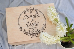 Kaste ar gravējumu uz vāka