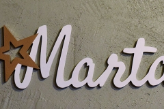 Dizaina elements,  koka burti ar zelta krāsas zvaigzni.