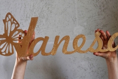 Dizaina elements ar tauriņu zelta krāsā.