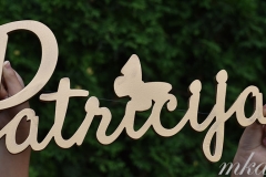 Dekors ar tauriņu zelta krāsā.