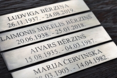 Nerūsējošā tērauda plāksne kapu piemineklim