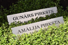 Nerūsējošā tērauda plāksne kapu piemineklim