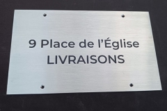 NERŪSĒJOŠĀ TĒRAUDA PLĀKSNE AR GRAVĒJUMU.