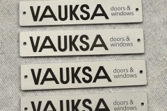 LĀZERGRAVĒTAS ALUMĪNIJA PLAKSNĪTES