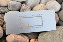 GRAVĒJUMS ALUMĪNIJA PLAKSNĪTĒ