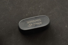 Gravējums uz kastītes austiņām