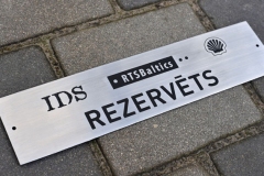 Gravētas nerūsējošā tērauda plāksnes stāvvietai