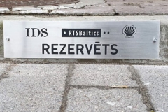 Gravētas nerūsējošā tērauda plāksnes stāvvietai