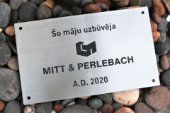 Gravēta nerūsējošā tērauda plāksne stiprināšanai pie ēkas