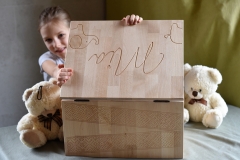Kaste ar Lielvārdes jostas gravējumu un personalizētu vāku.