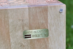 Inkrustēts Firmas logo kastes apakšā.