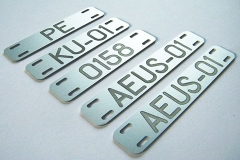 Gravēti alumīnija marķējumi kabeļiem.