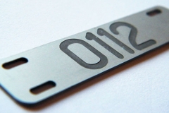 Gravēti alumīnija marķējumi kabeļiem.