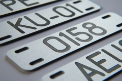 Gravēti alumīnija marķējumi kabeļiem.