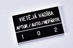 Iekārtu marķējumi, melns-balts plastikāts