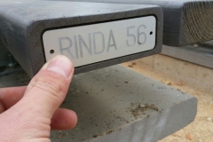 Gravēts metāla rindas marķējums.